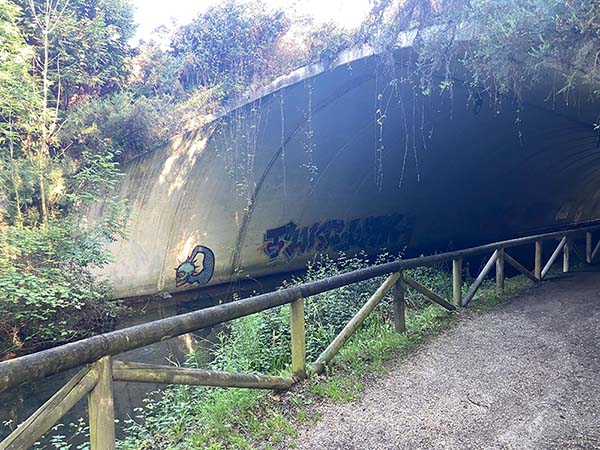 Túnel bajo la autopista en la senda del río Peñafrancia en Gijón