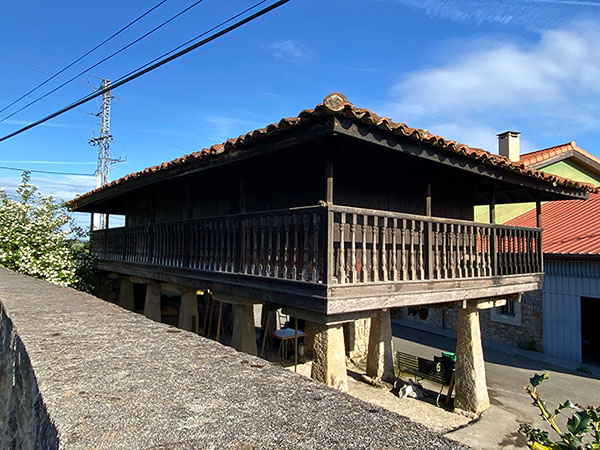típica quintana asturiana con su panera