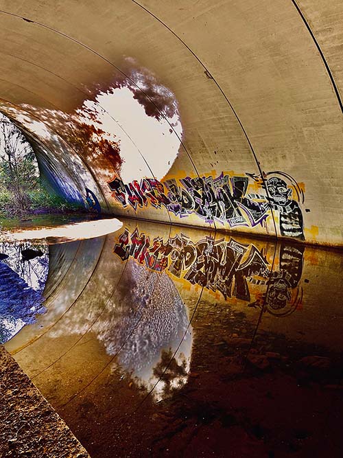 Túnel bajo la autopista en la senda del río Peñafrancia en Gijón