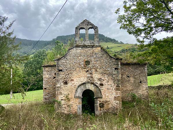 Iglesia antigua de la Collada en Siero