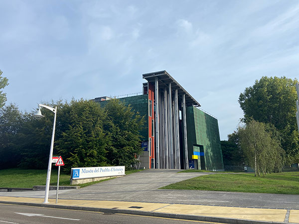 Entrada al museo del pueblo de Asturias en Gijón