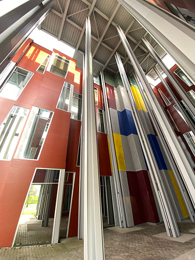 Aspecto modernista del edificio de entrada al museo del pueblo de Asturias en Gijón
