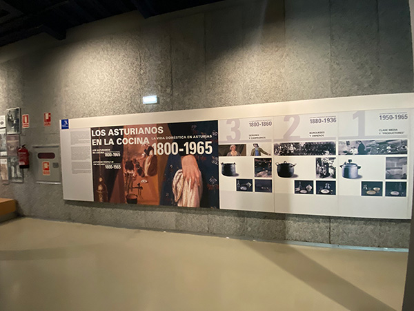 Exposición en el edificio entrada del museo del pueblo de Asturias en Gijón