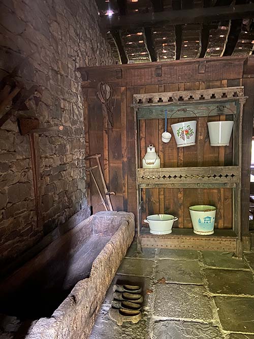 Material etnográfico de época en una de las estancias del museo del pueblo de Asturias en Gijón