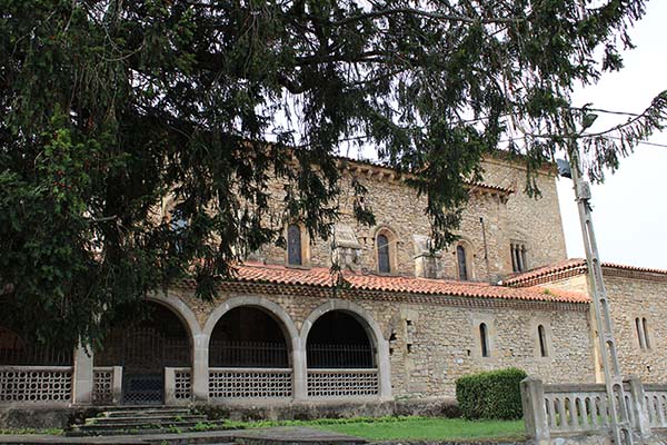 Tejo al lado de la iglesia, un dúo siempre presente