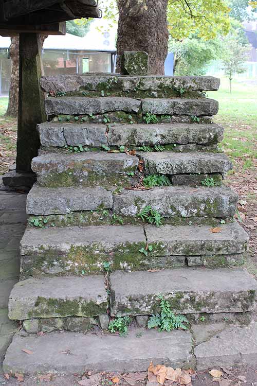 Escalera de piedra de subida a un hórreo en el museo del pueblo de Asturias en Gijón