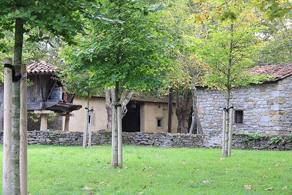 Edificaciones asturianas en el museo del pueblo de Asturias en Gijón