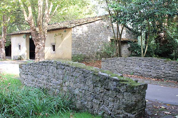 Puente de acceso a una casa campesina trasladada al museo del pueblo de Asturias en Gijón