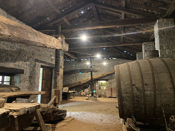 Llagar de sidra natural en el museo del pueblo de Asturias en Gijón