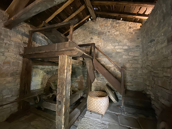 Interior del molino de "rabilar" en el museo del pueblo de Asturias en Gijón