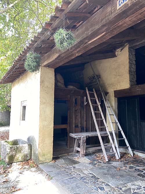 Entrada a la casa de campesinos del museo del pueblo de Asturias en Gijón