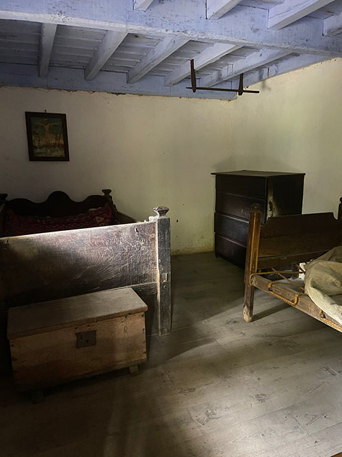 Interior de la casa de campesinos del museo del pueblo de Asturias en Gijón