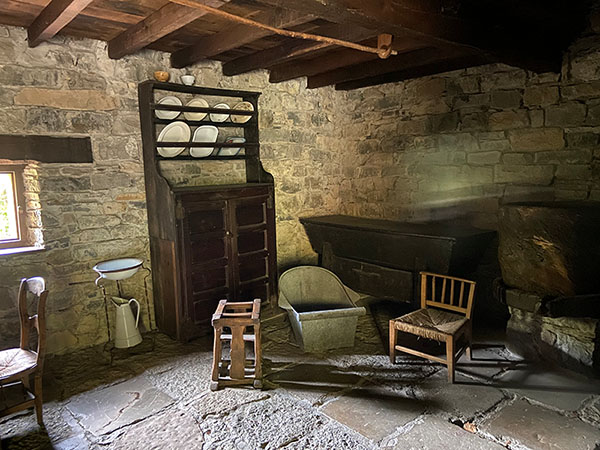 Interior de la casa de campesinos del museo del pueblo de Asturias en Gijón