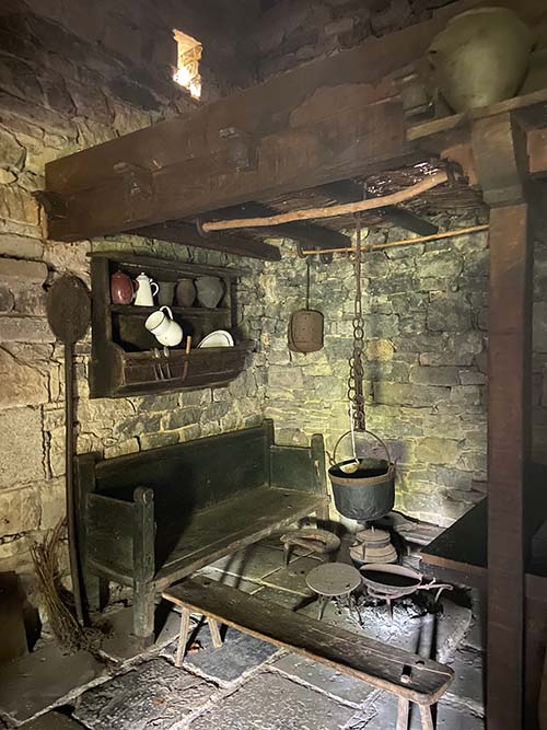 Interior de la casa de campesinos del museo del pueblo de Asturias en Gijón