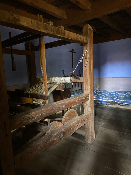 Interior de la casa de campesinos del museo del pueblo de Asturias en Gijón