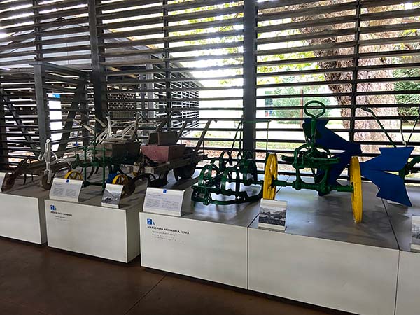 Pabellones de aperos agrícolas y medios de transporte en el museo del pueblo de Asturias en Gijón