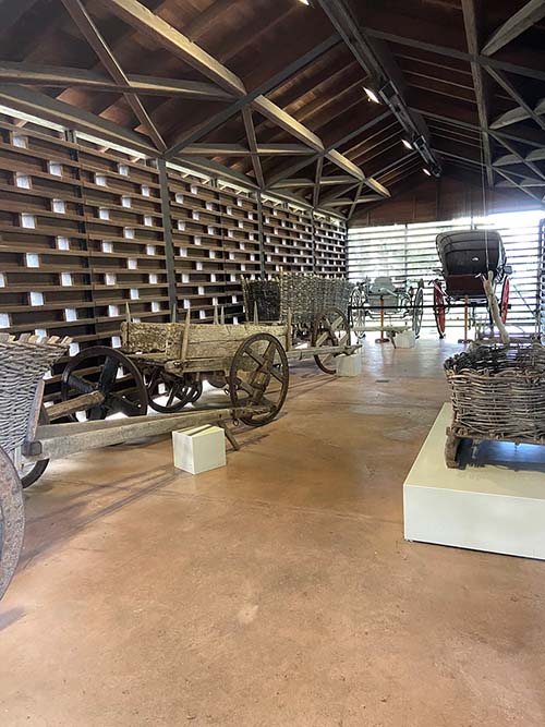 Pabellones de aperos agrícolas y medios de transporte en el museo del pueblo de Asturias en Gijón