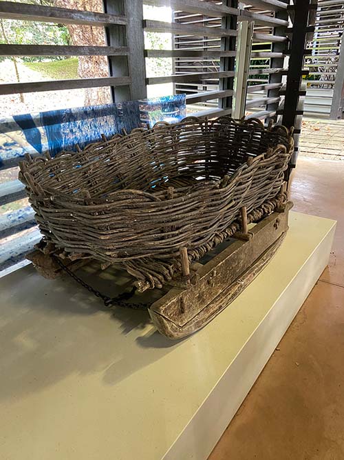 Pabellones de aperos agrícolas y medios de transporte en el museo del pueblo de Asturias en Gijón