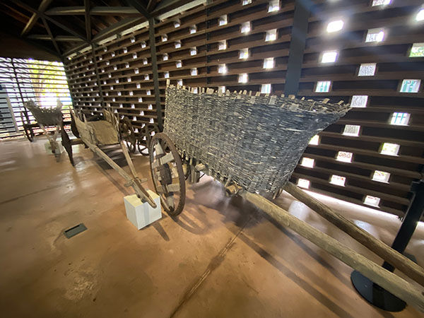 Pabellones de aperos agrícolas y medios de transporte en el museo del pueblo de Asturias en Gijón
