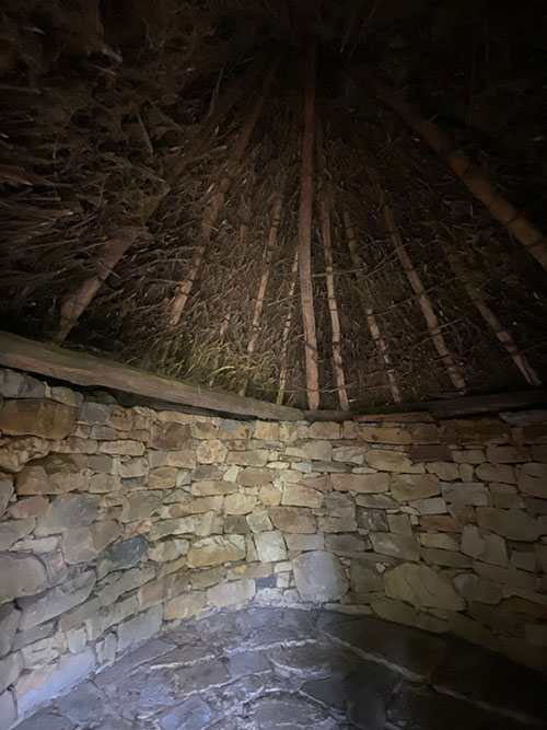 Zona de la charca, con los corros y chozos, en el museo del pueblo de Asturias en Gijón