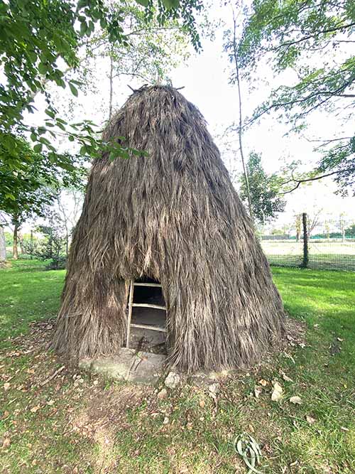 Zona de la charca, con los corros y chozos, en el museo del pueblo de Asturias en Gijón