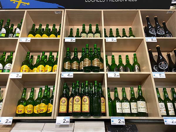 Sidra natural asturiana en un estante de un supermercado