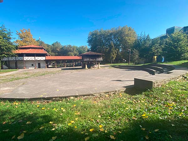 Pequeño anfiteatro del museo de pueblo de Asturias en Gijón