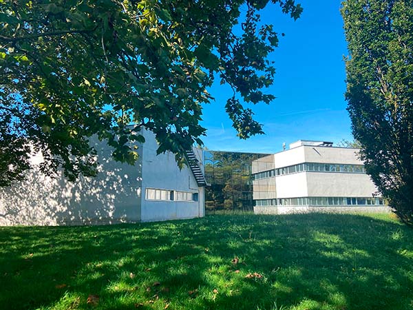 Edificios de oficinas y biblioteca en el museo del pueblo de Asturias en Gijón