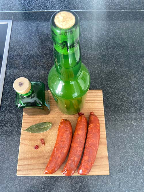 Ingredientes para cocinar chorizos a la sidra al estilo asturiano