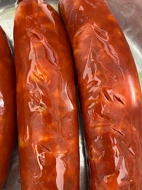 Detalle de los pinchazos a realizar en los chorizos para que no revienten en la cocción