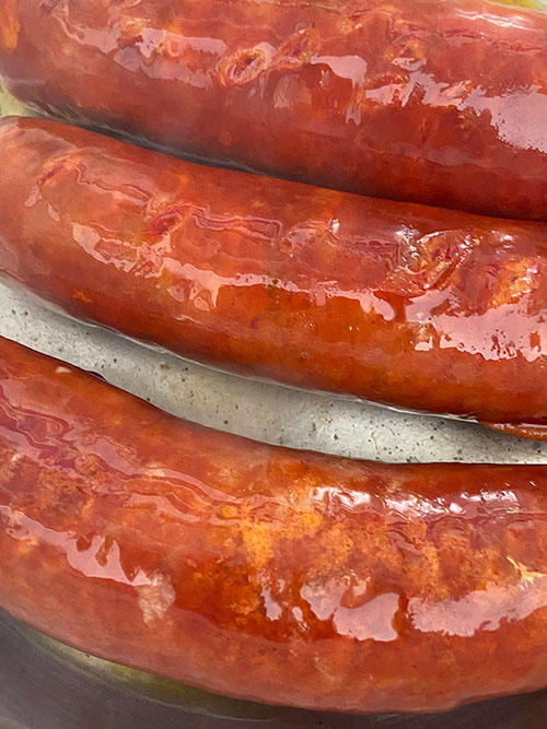Aspecto un poco turrado que deben tener los chorizos una vez fritos antes de echar la sidra para hacer chorizos a la sidra