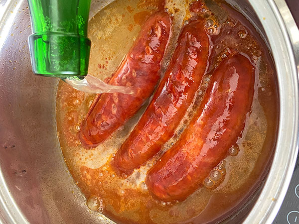 Vertiendo la sidra a los chorizos a la sidra