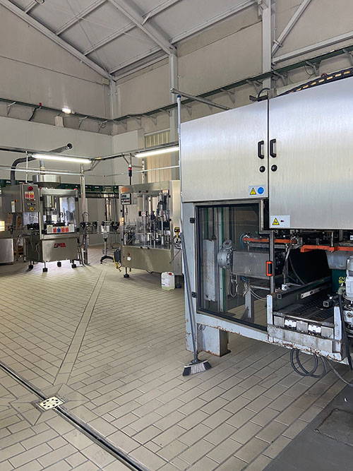 Cadena de embotellado en un llagar industrial de sidra asturiana
