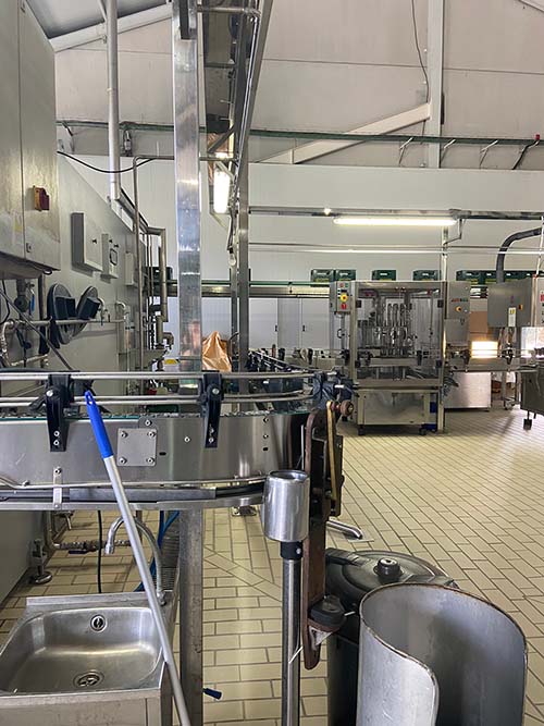 Cadena de embotellado en un llagar industrial de sidra asturiana
