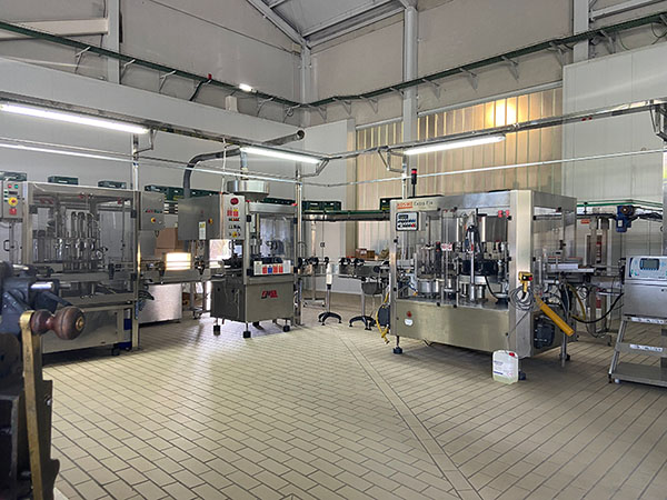 Cadena de embotellado en un llagar industrial de sidra asturiana