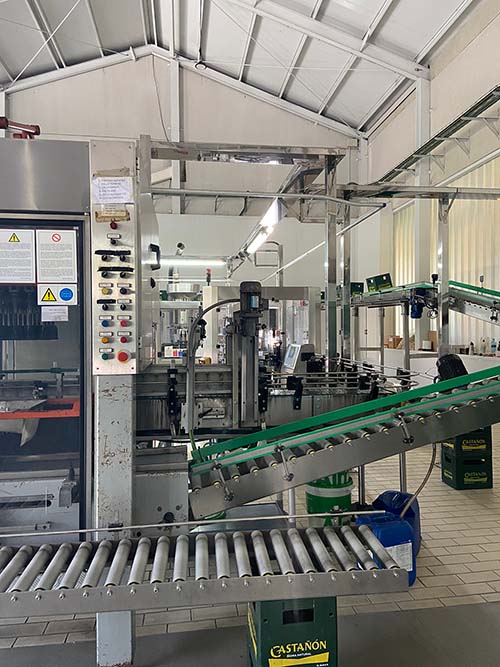 Cadena de embotellado en un llagar industrial de sidra asturiana