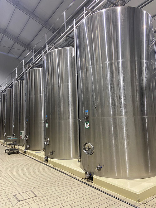 Depósitos de acero inoxidable en los que fermenta el mosto hasta convertirse en sidra natural asturiana