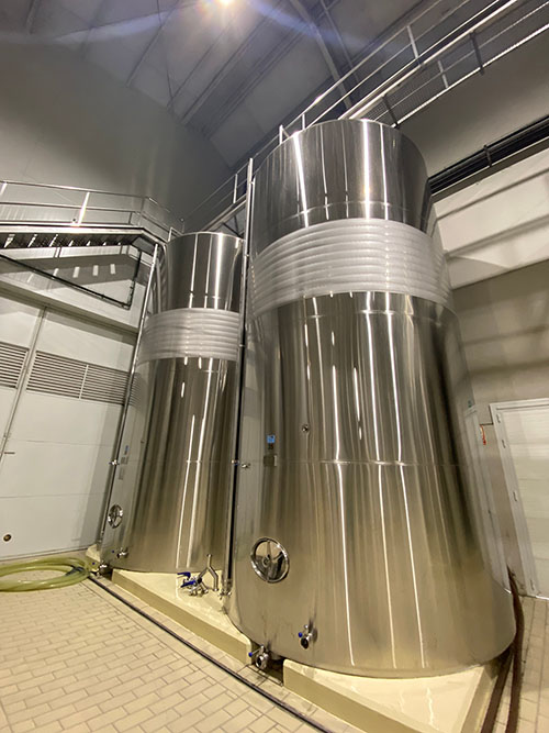 Depósitos de acero inoxidable en los que fermenta el mosto hasta convertirse en sidra natural asturiana