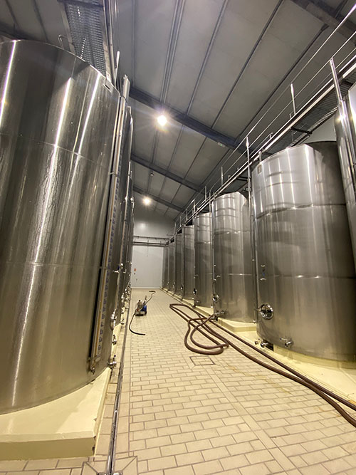 Depósitos de acero inox donde fermentará el mosto hasta convertirse en sidra natural asturiana