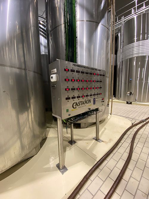 Control automático de los depósitos de acero inoxidable en los que se produce la fermentación de la sidra natural asturiana.