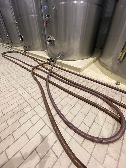 Depósitos de acero inox donde fermentará el mosto hasta convertirse en sidra natural asturiana