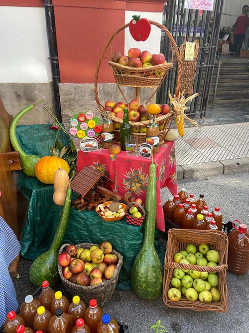 Venta de sidra dulce en un mercado tradicional
