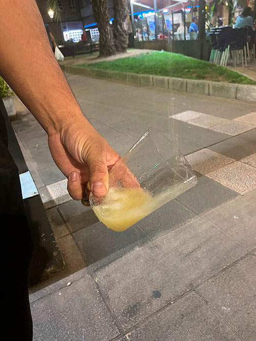 Escanciando un culín de sidra en Asturias