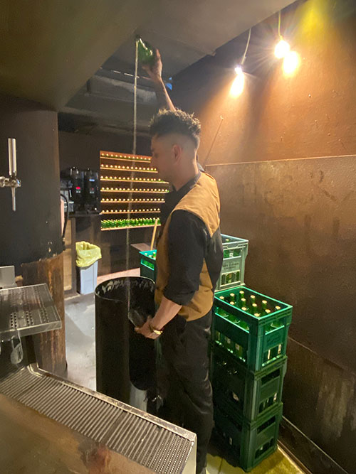 Escanciando un culín de sidra