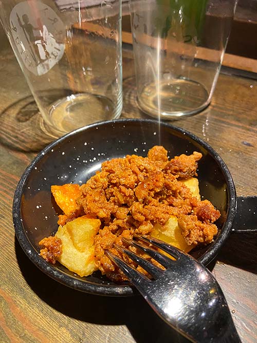 Sarten de picadillo con patatas acompaña a un par de culinos de sidra asturiana