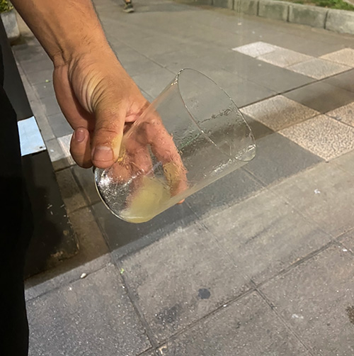 Escanciando un culín de sidra