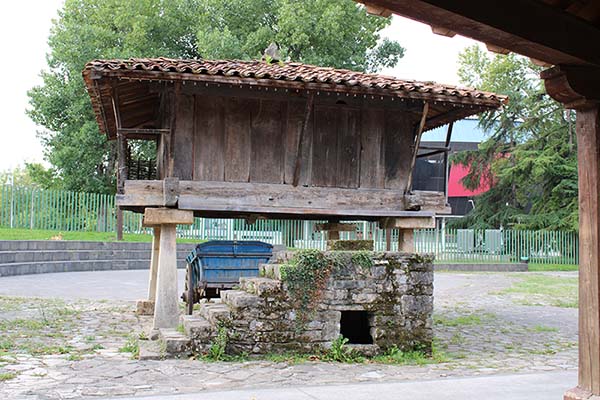 Tras ese hórreo está el pequeño anfiteatro del museo de pueblo de Asturias en Gijón