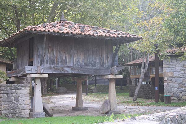 Hórreos y paneras en el museo del pueblo de Asturias en Gijón