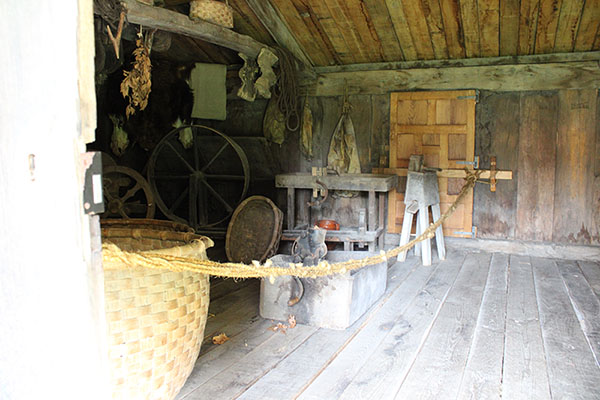 Interior de un hórreo en el museo del pueblo de Asturias en Gijón