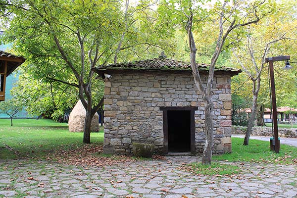 Molino de "rabilar" en el mueso del pueblo de Asturias en Gijón